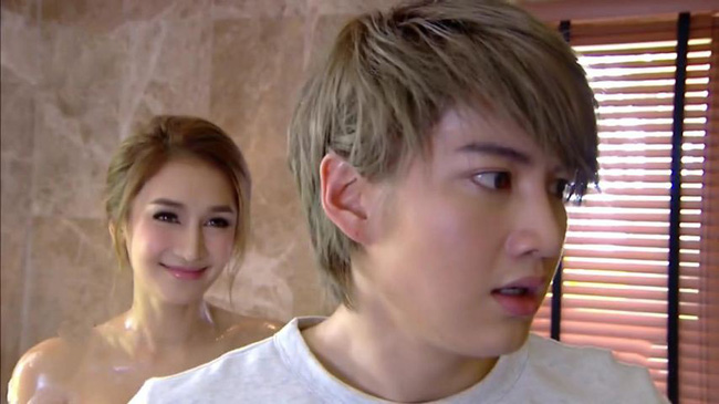 Tréo ngoe như mẹ chồng đi đánh ghen hộ: Ập vào nhà nghỉ bắt quả tang nhưng vừa nhìn thấy kẻ thứ ba thì đỏ mặt quay về