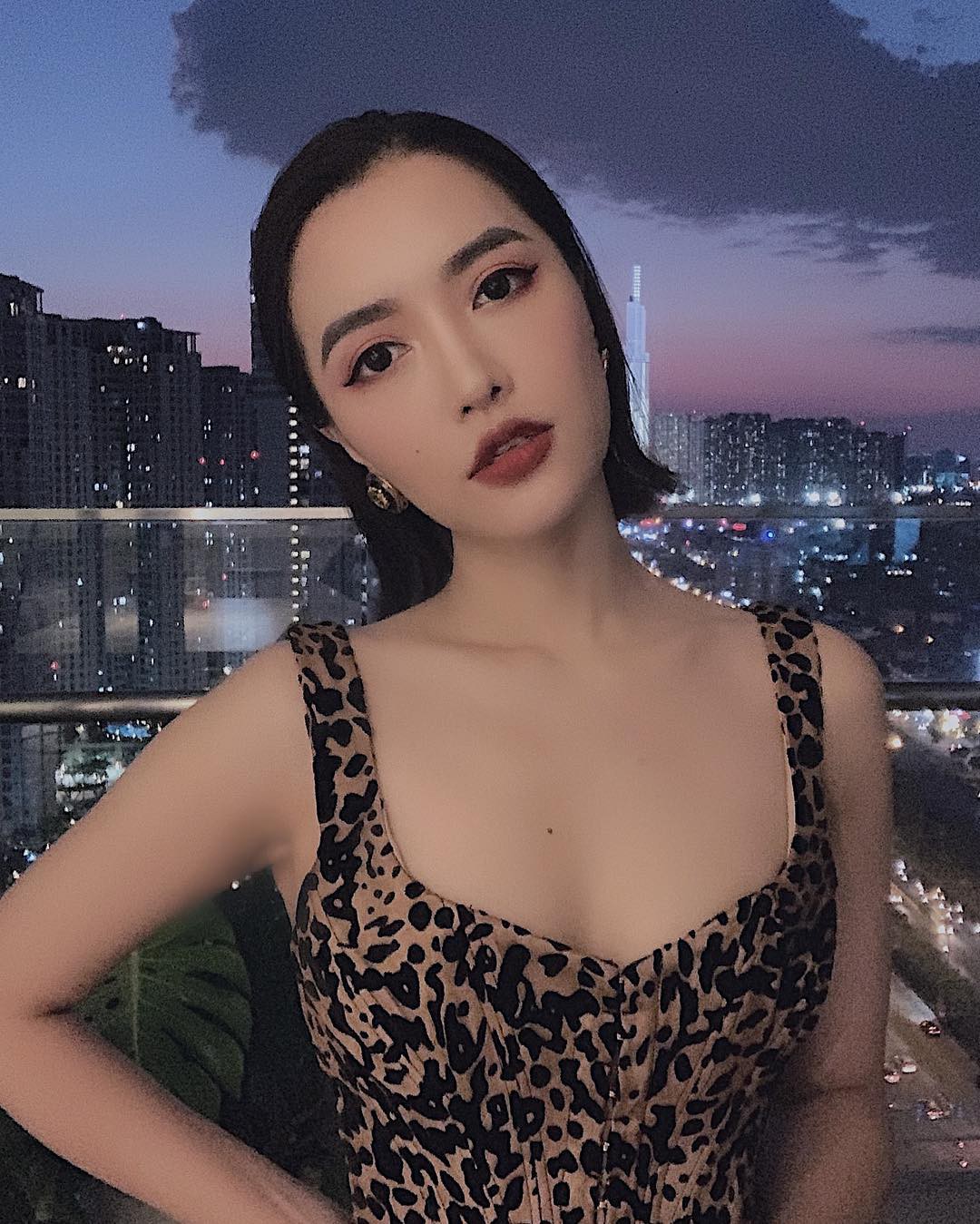 Dù có là tivi màn hình phẳng thì các nàng vẫn sexy tột cùng chỉ với vài ba cách diện đồ học từ các người đẹp Vbiz