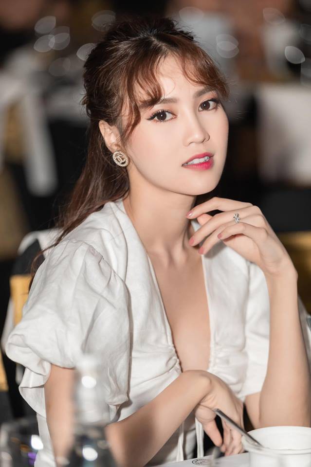 Dù có là tivi màn hình phẳng thì các nàng vẫn sexy tột cùng chỉ với vài ba cách diện đồ học từ các người đẹp Vbiz