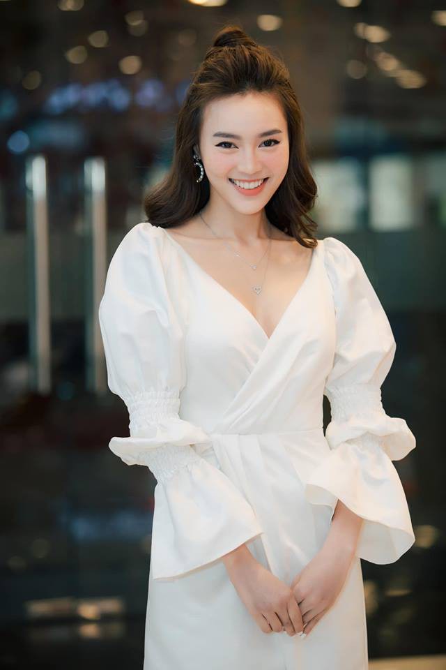 Dù có là tivi màn hình phẳng thì các nàng vẫn sexy tột cùng chỉ với vài ba cách diện đồ học từ các người đẹp Vbiz