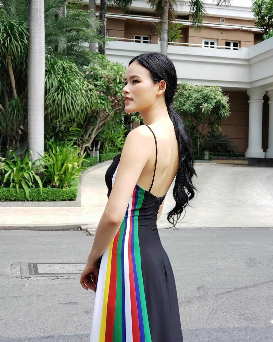 Dù có là tivi màn hình phẳng thì các nàng vẫn sexy tột cùng chỉ với vài ba cách diện đồ học từ các người đẹp Vbiz