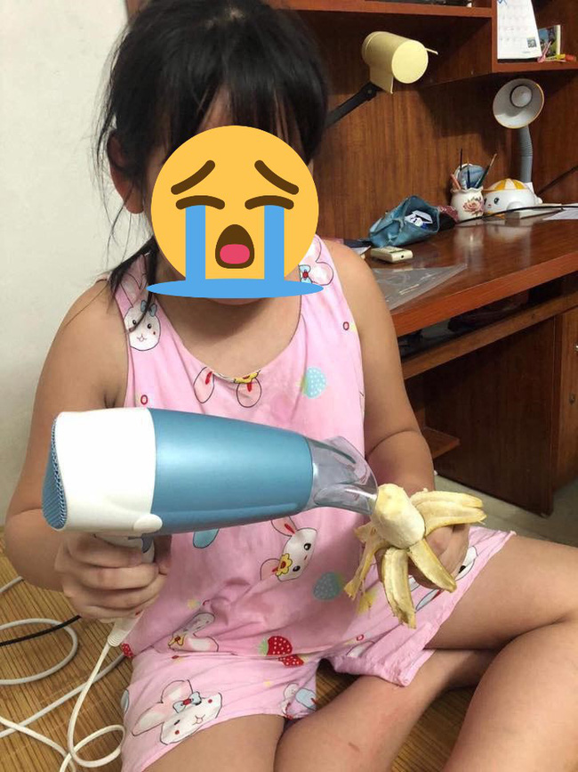 Lỡ mồm ăn hết gói chuối khô, anh trai bày cách cho cô em gái làm chuối sấy và cái kết dở khóc dở cười