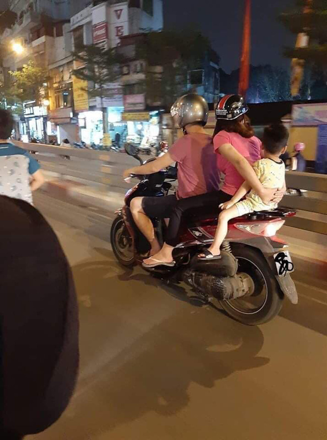 Cả gia đình dung dăng chở nhau đi chơi phố, vị trí ngồi của em bé khiến bao người trố mắt kinh ngạc