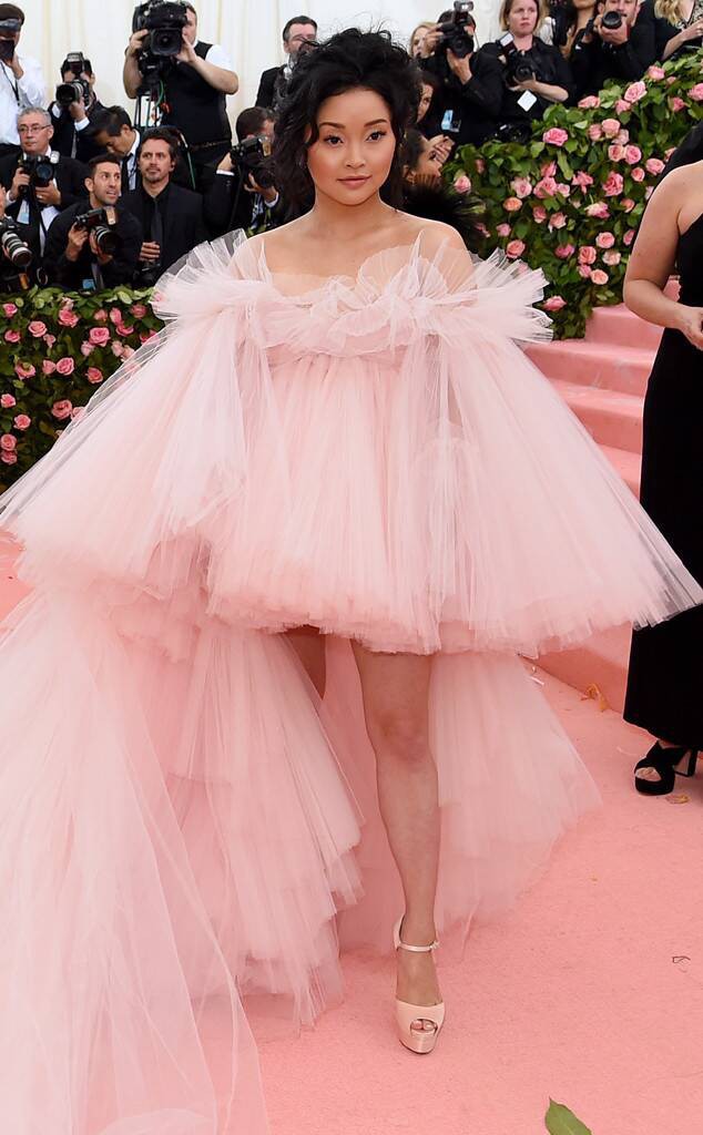 Lần đầu dự Met Gala, cô gái mồ côi gốc Việt tỏa sáng như viên kẹo ngọt giữa dàn sao siêu chặt chém