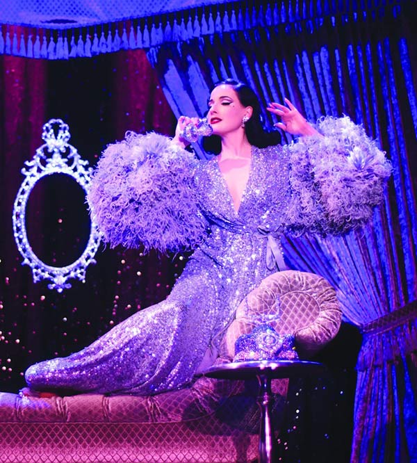 Vẻ đẹp nuột nà của vũ nữ thoát y quyến rũ nhất thế giới Dita Von Teese