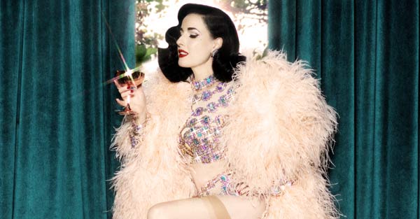 Vẻ đẹp nuột nà của vũ nữ thoát y quyến rũ nhất thế giới Dita Von Teese