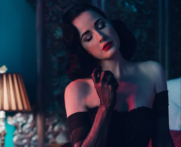 Vẻ đẹp nuột nà của vũ nữ thoát y quyến rũ nhất thế giới Dita Von Teese
