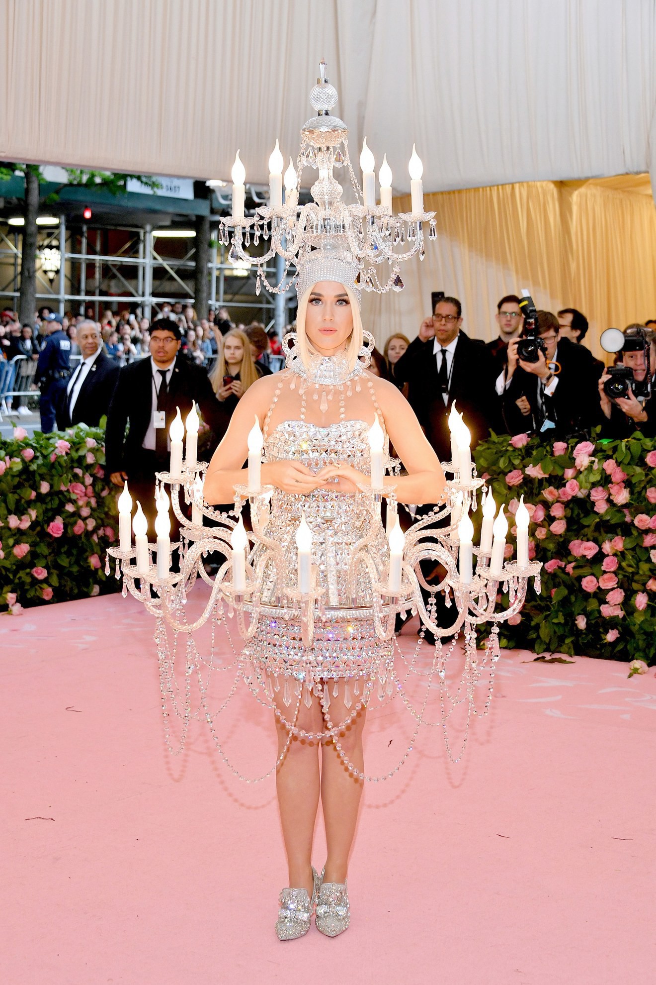 Met Gala: Khoe ngực ngồn ngộn, 3 chị em Kim Kardashian vẫn chịu thua Lady Gaga và loạt thánh làm lố đỉnh cao này