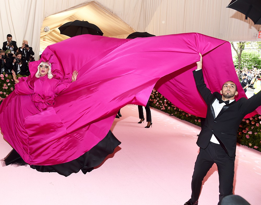 Met Gala: Khoe ngực ngồn ngộn, 3 chị em Kim Kardashian vẫn chịu thua Lady Gaga và loạt thánh làm lố đỉnh cao này