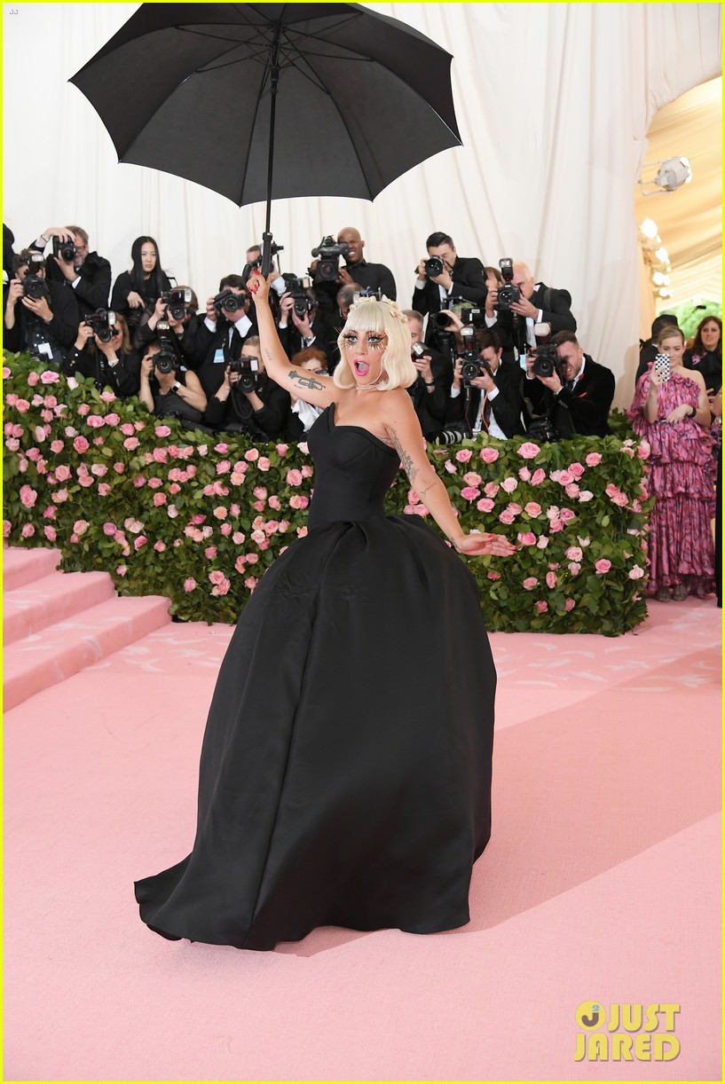 Met Gala: Khoe ngực ngồn ngộn, 3 chị em Kim Kardashian vẫn chịu thua Lady Gaga và loạt thánh làm lố đỉnh cao này