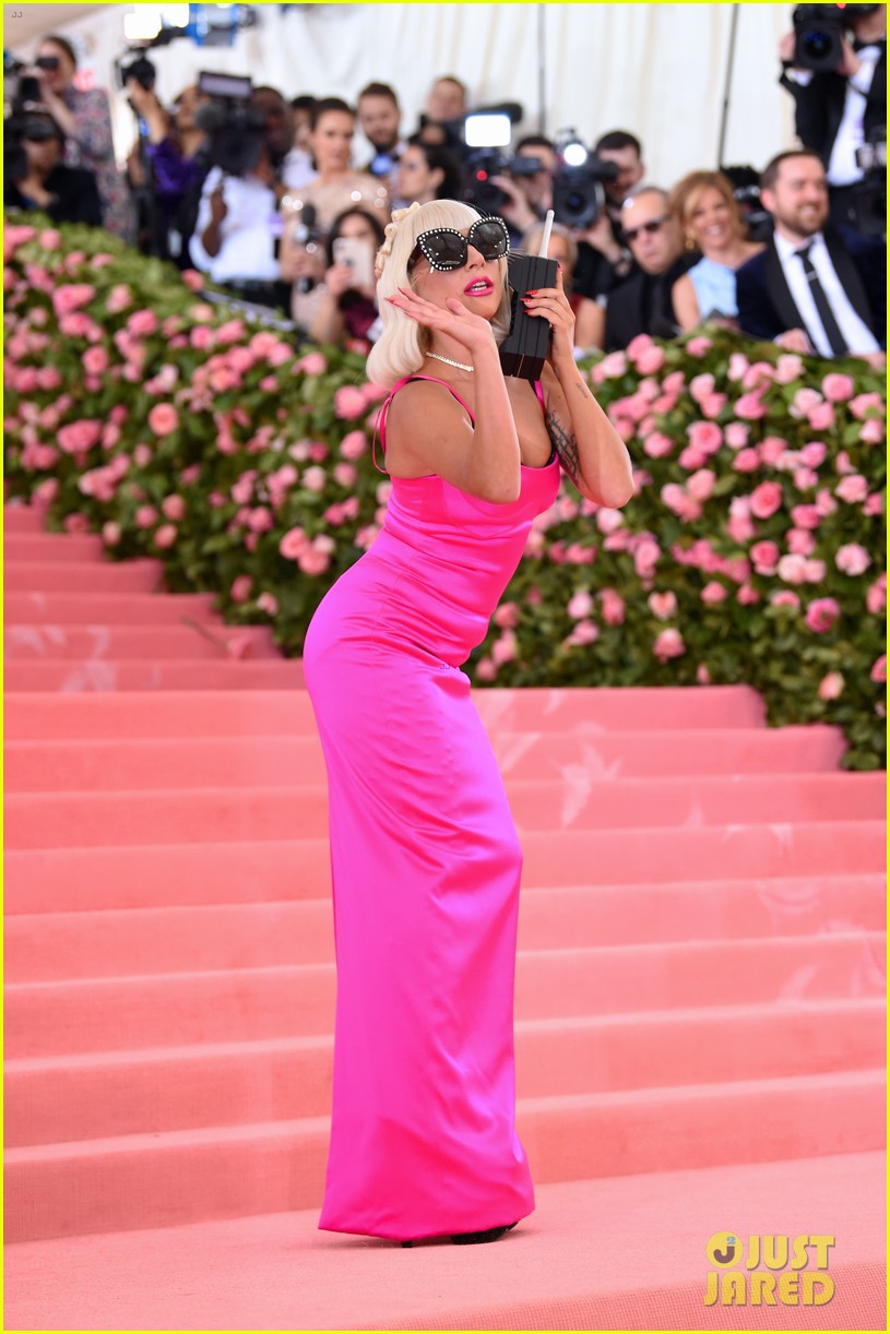 Met Gala: Khoe ngực ngồn ngộn, 3 chị em Kim Kardashian vẫn chịu thua Lady Gaga và loạt thánh làm lố đỉnh cao này