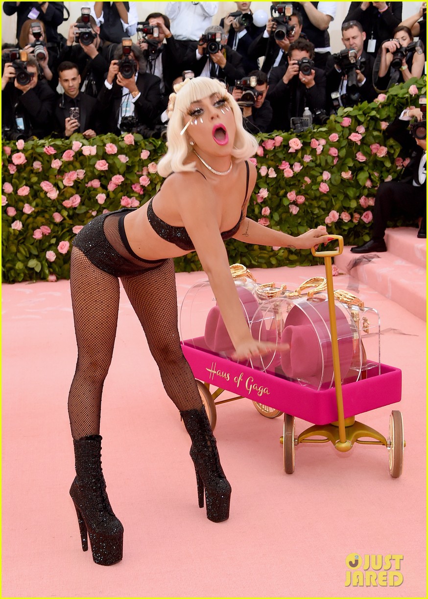 Met Gala: Khoe ngực ngồn ngộn, 3 chị em Kim Kardashian vẫn chịu thua Lady Gaga và loạt thánh làm lố đỉnh cao này