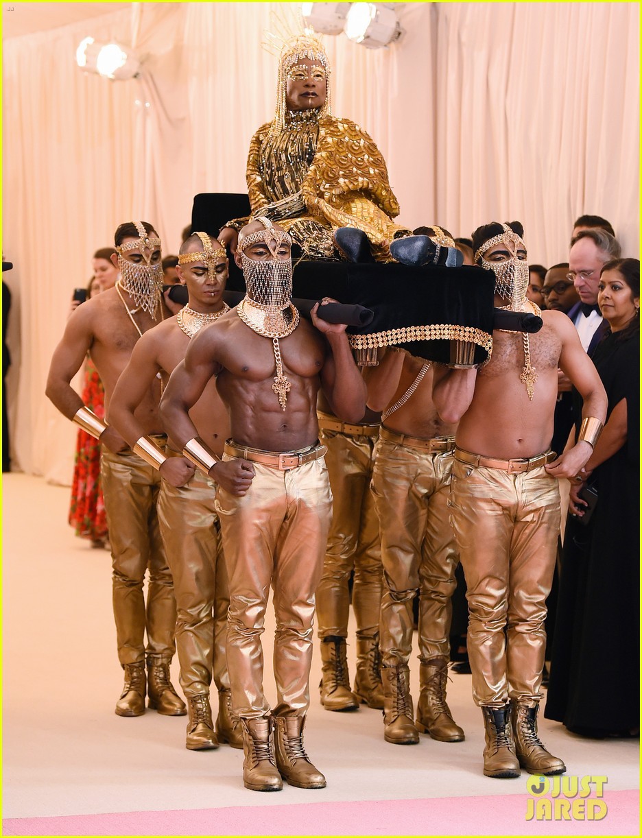 Met Gala: Khoe ngực ngồn ngộn, 3 chị em Kim Kardashian vẫn chịu thua Lady Gaga và loạt thánh làm lố đỉnh cao này