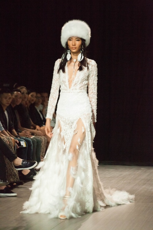 Hoàng Thùy: Gái quê da bọc xương 44kg lột xác gợi cảm thành đại diện nhan sắc Việt tại Miss Universe 2019