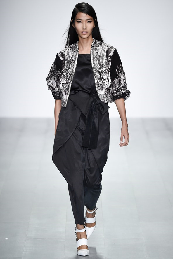 Hoàng Thùy: Gái quê da bọc xương 44kg lột xác gợi cảm thành đại diện nhan sắc Việt tại Miss Universe 2019