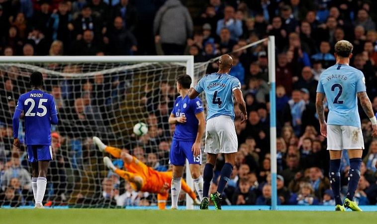 Man City 1-0 Leicester: Kompany lập siêu phẩm khó tin đưa Man xanh tiến sát ngôi Vương