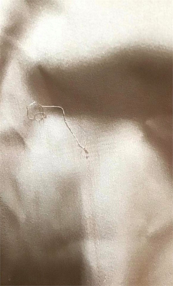 Tranh cãi chuyện đứt 1 sợi chỉ áo dài bị bắt đền… 1 triệu đồng: Người chê đắt, kẻ bảo vẫn nhẹ!