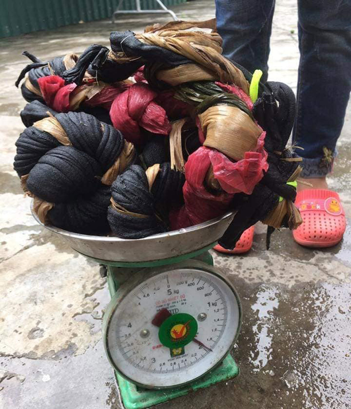 Mua 2,5kg cua khuyến mãi 1,9 kg dây vải: Thanh niên khóc ròng