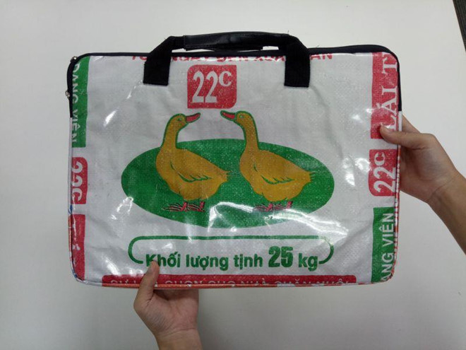 Túi xách ‘cám con cò’ được bán với giá 800.000 đồng ở Nhật