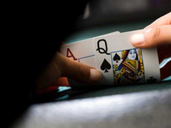 Tôi phải ôm nợ 400 triệu nếu ly hôn người chồng cờ bạc