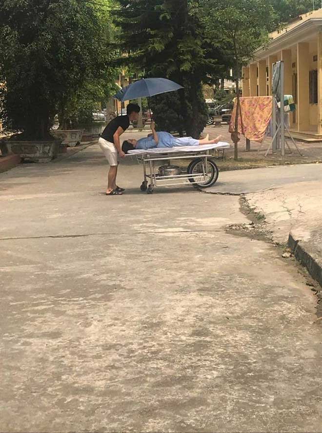 Vợ bụng bầu che ô cho chồng loay hay đẩy xe vào phòng sinh