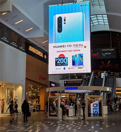 Huawei treo quảng cáo P30 Pro ngay trên gian hàng Samsung