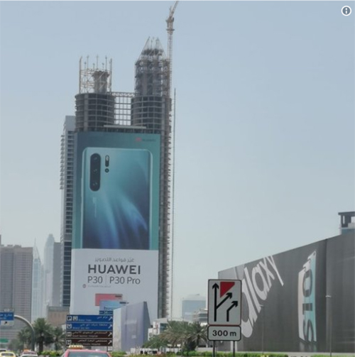 Huawei treo quảng cáo P30 Pro ngay trên gian hàng Samsung