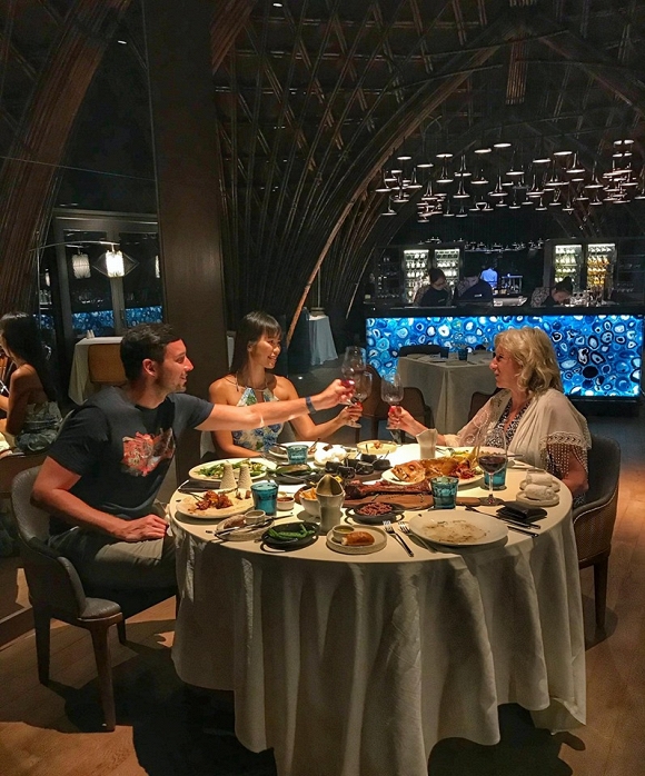 Ngưỡng mộ mối quan hệ mẹ chồng - nàng dâu của siêu mẫu Hà Anh và cách ứng xử cực thông minh, khéo léo xóa tan định kiến khác máu tanh lòng