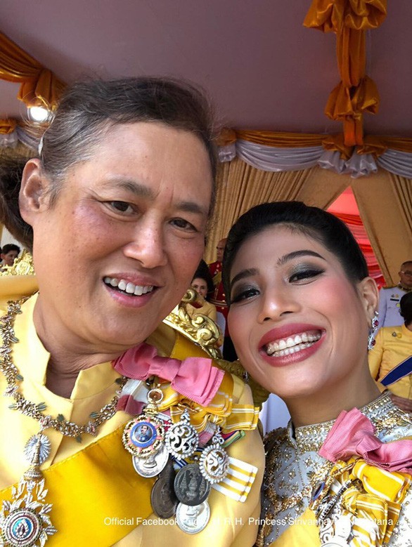 Quốc vương Thái Lan cùng gia đình ra mắt công chúng, kết thúc lễ đăng quang kéo dài 3 ngày nhưng đây mới là nhân vật chen ngang hồn nhiên nhất trong suốt sự kiện