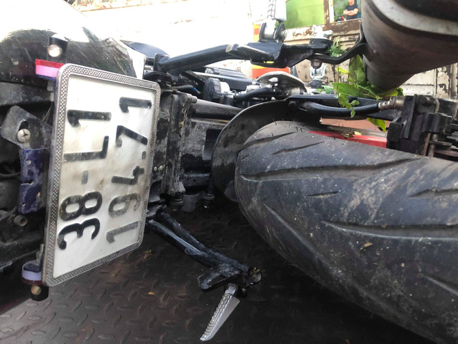 Tông dải phân cách lúc rạng sáng, hai anh em ruột đi xe phân khối lớn chết thương tâm