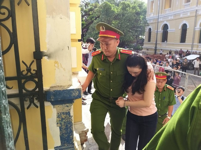 Sau 1 năm xộ khám với tội danh buôn bán ma túy, có ai nhận ra đây là hotgirl Ngọc Miu đình đám nữa không?