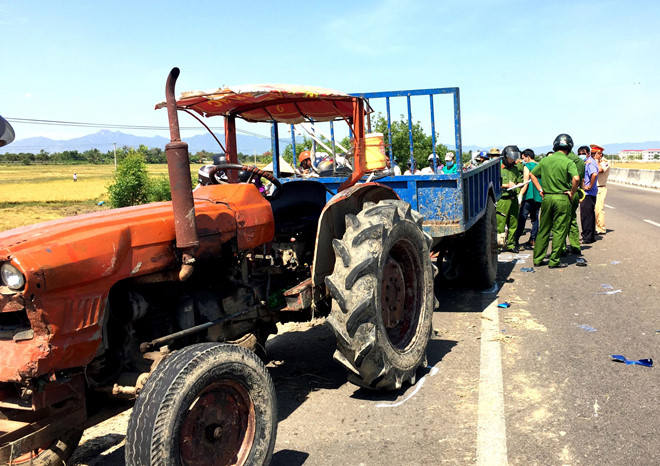 Tông vào đuôi xe máy cày, 2 mẹ con tử vong