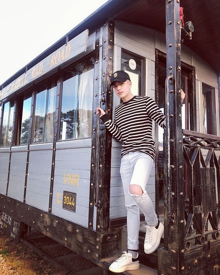 Bị chụp lén khi uống trà sữa giải nhiệt, cậu bạn làm hội mê trai thốt lên: Anh ơi đừng chạy xe ôm nữa, chạy vào tim em này!