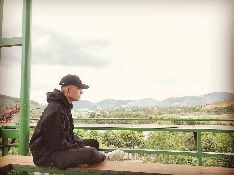 Bị chụp lén khi uống trà sữa giải nhiệt, cậu bạn làm hội mê trai thốt lên: Anh ơi đừng chạy xe ôm nữa, chạy vào tim em này!