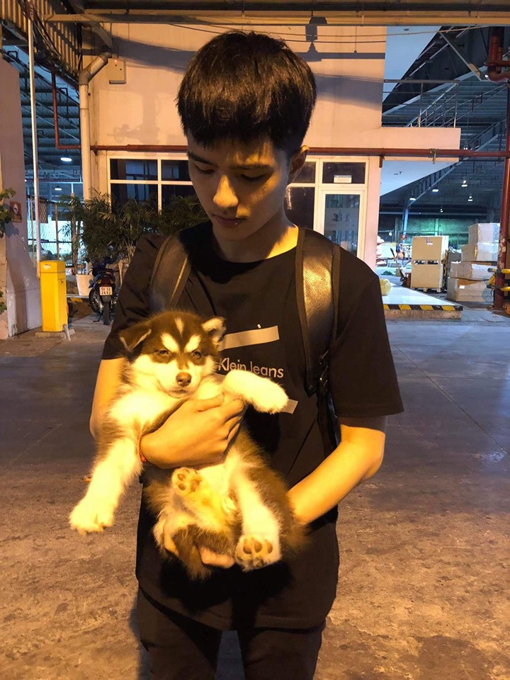 Bị chụp lén khi uống trà sữa giải nhiệt, cậu bạn làm hội mê trai thốt lên: Anh ơi đừng chạy xe ôm nữa, chạy vào tim em này!