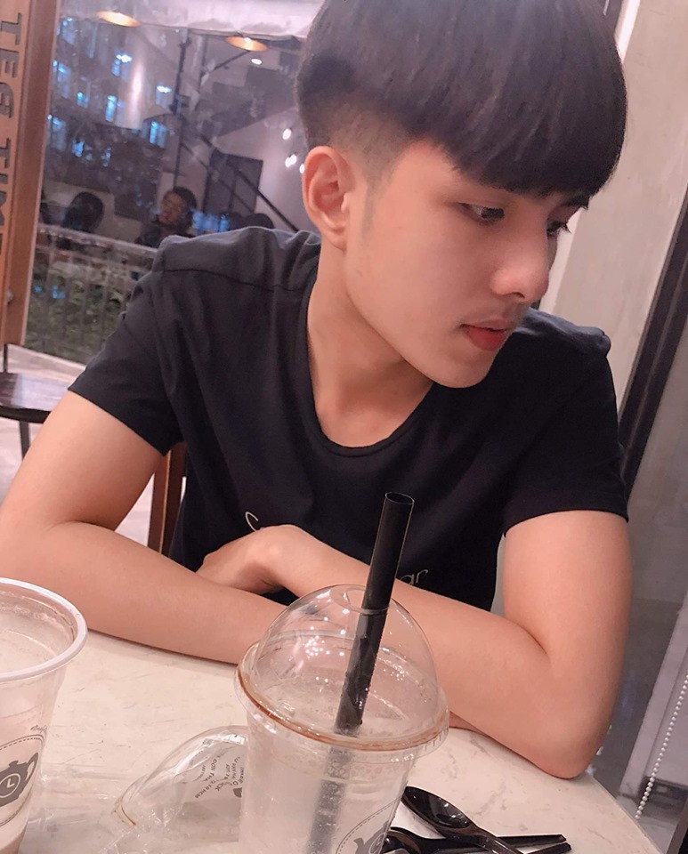 Bị chụp lén khi uống trà sữa giải nhiệt, cậu bạn làm hội mê trai thốt lên: Anh ơi đừng chạy xe ôm nữa, chạy vào tim em này!