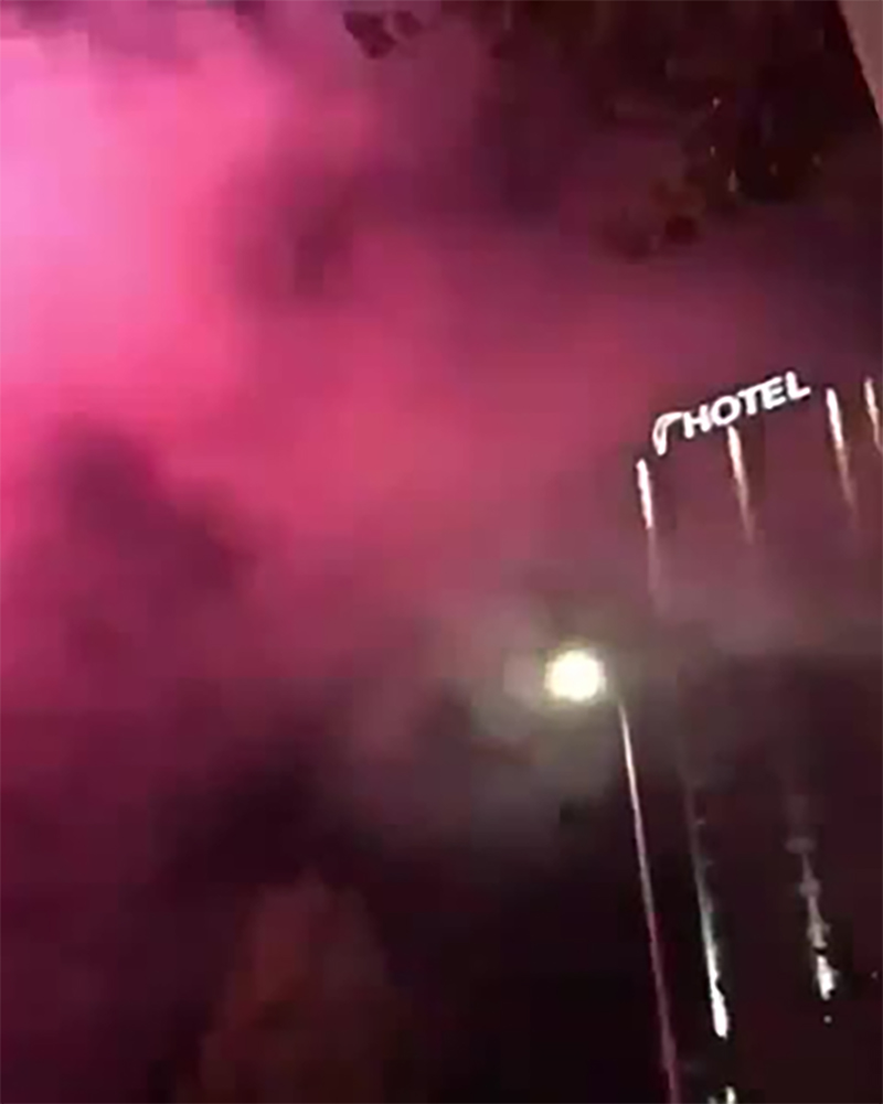 CĐV Ajax đốt pháo trước khách sạn của Tottenham lúc nửa đêm