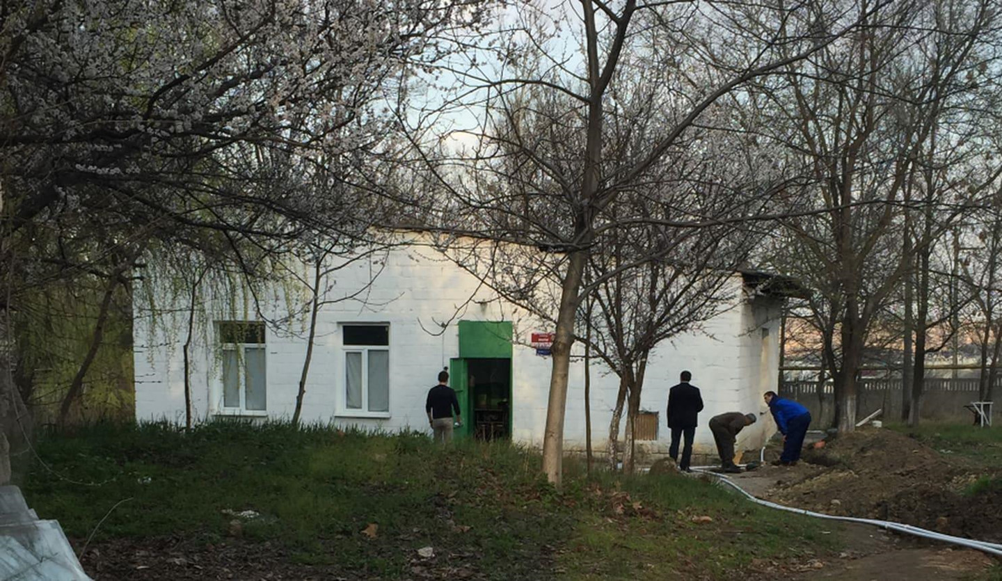 Chồng giả chết, vợ giả đám tang và con trai kinh ngạc gặp cha