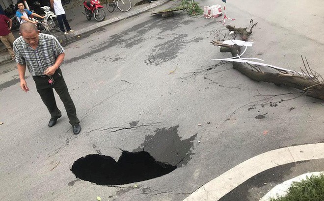 Hà Nội: Bất ngờ xuất hiện hố tử thần ngay cạnh hầm Kim Liên