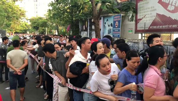 Xếp hàng rồng rắn đăng ký tiêm vắc - xin dịch vụ