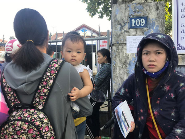 Xếp hàng rồng rắn đăng ký tiêm vắc - xin dịch vụ