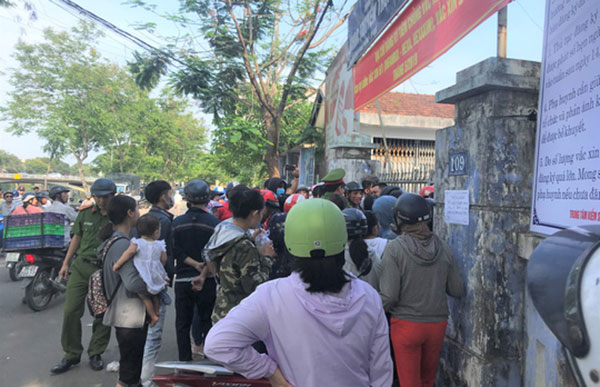 Xếp hàng rồng rắn đăng ký tiêm vắc - xin dịch vụ