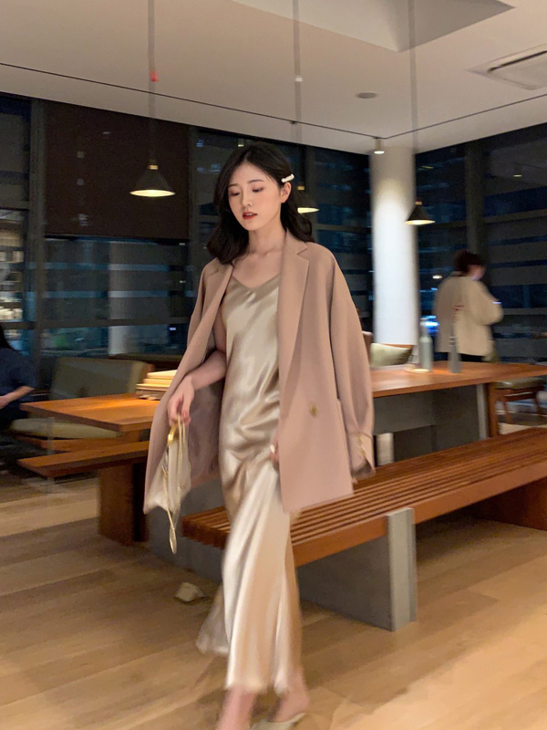 Váy lụa slip dress: Biểu tượng của sự cám dỗ đã quay trở lại!