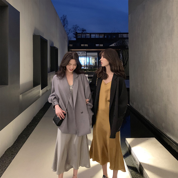 Váy lụa slip dress: Biểu tượng của sự cám dỗ đã quay trở lại!