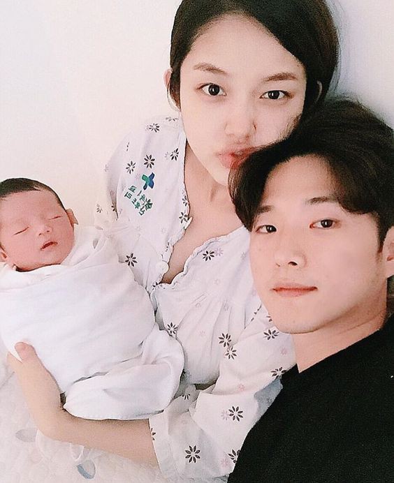 1001 chuyện bi hài khi đi đẻ: Đau thấu trời chồng bảo ngủ đi cho quên, đang lom khom thì tụt váy