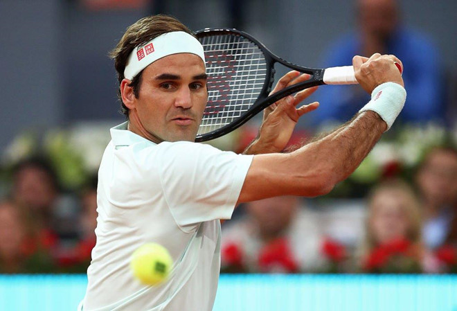 Roger Federer thắng trận đầu tiên trên sân đất nện sau 3 năm