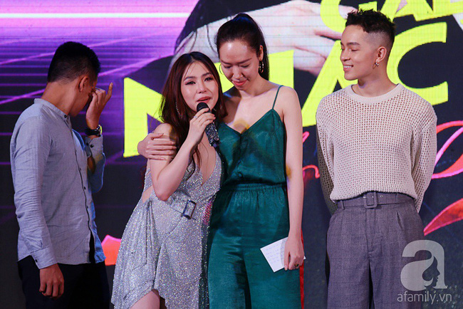 Hương Tràm gây sốc khi tiết lộ để sẵn dao dưới gối, uống thuốc ngủ đến mức thần kinh bị ảnh hưởng