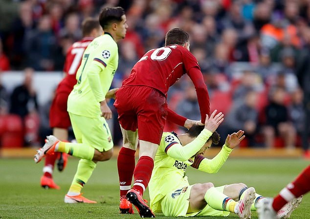 Messi im hơi lặng tiếng vì bị hậu vệ Liverpool dằn mặt từ đầu trận?