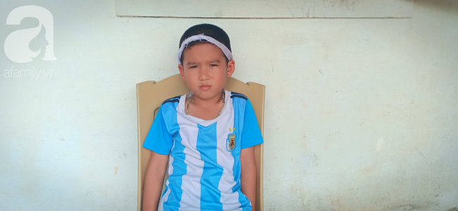 Bố mất chưa giỗ đầu thì mẹ cũng qua đời, hai đứa trẻ 6 và 13 tuổi sống côi cút, đói ăn bên bà ngoại già yếu