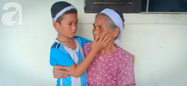 Bố mất chưa giỗ đầu thì mẹ cũng qua đời, hai đứa trẻ 6 và 13 tuổi sống côi cút, đói ăn bên bà ngoại già yếu